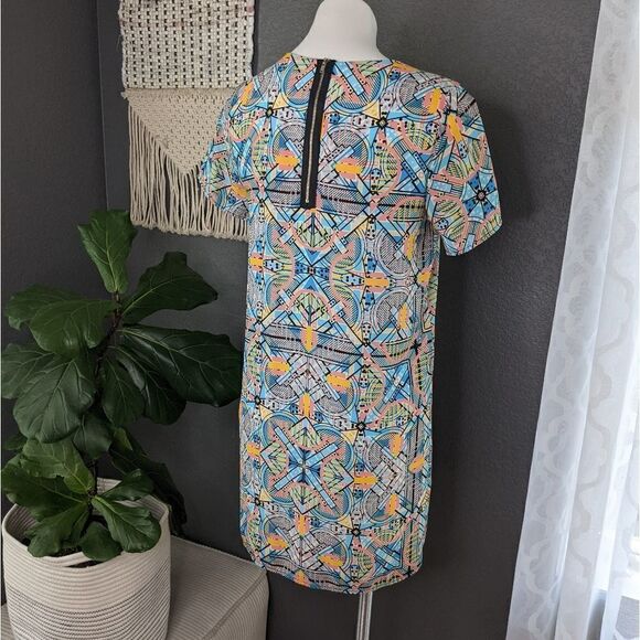 Everly Abstract Patterned Shift Dress - Picture 3 of 9
